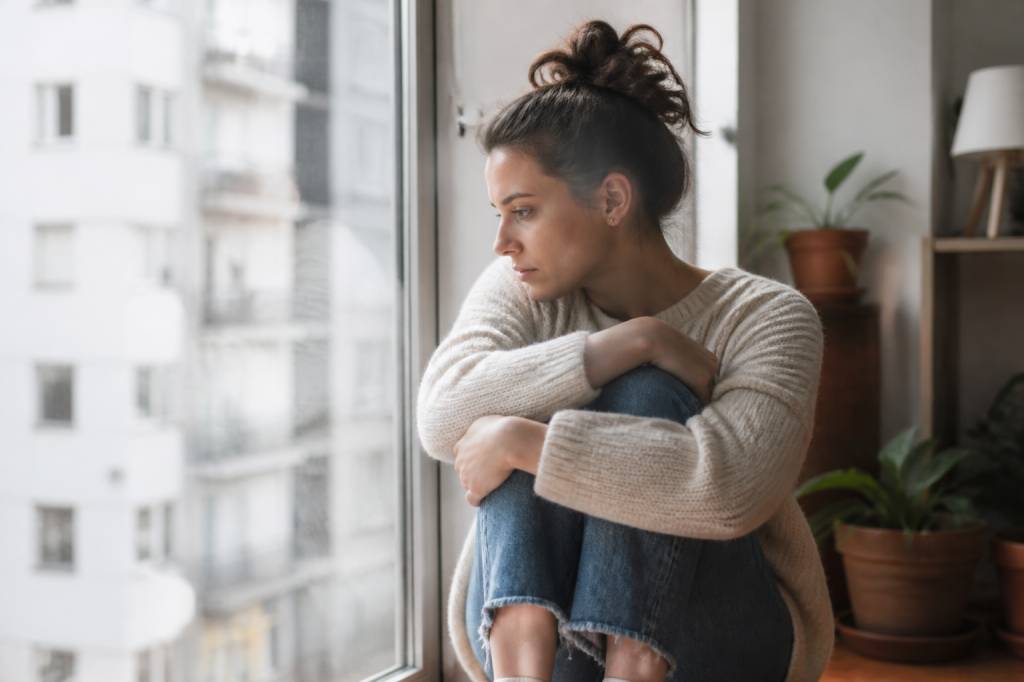 Angoisse de séparation adulte : causes, symptômes et solutions